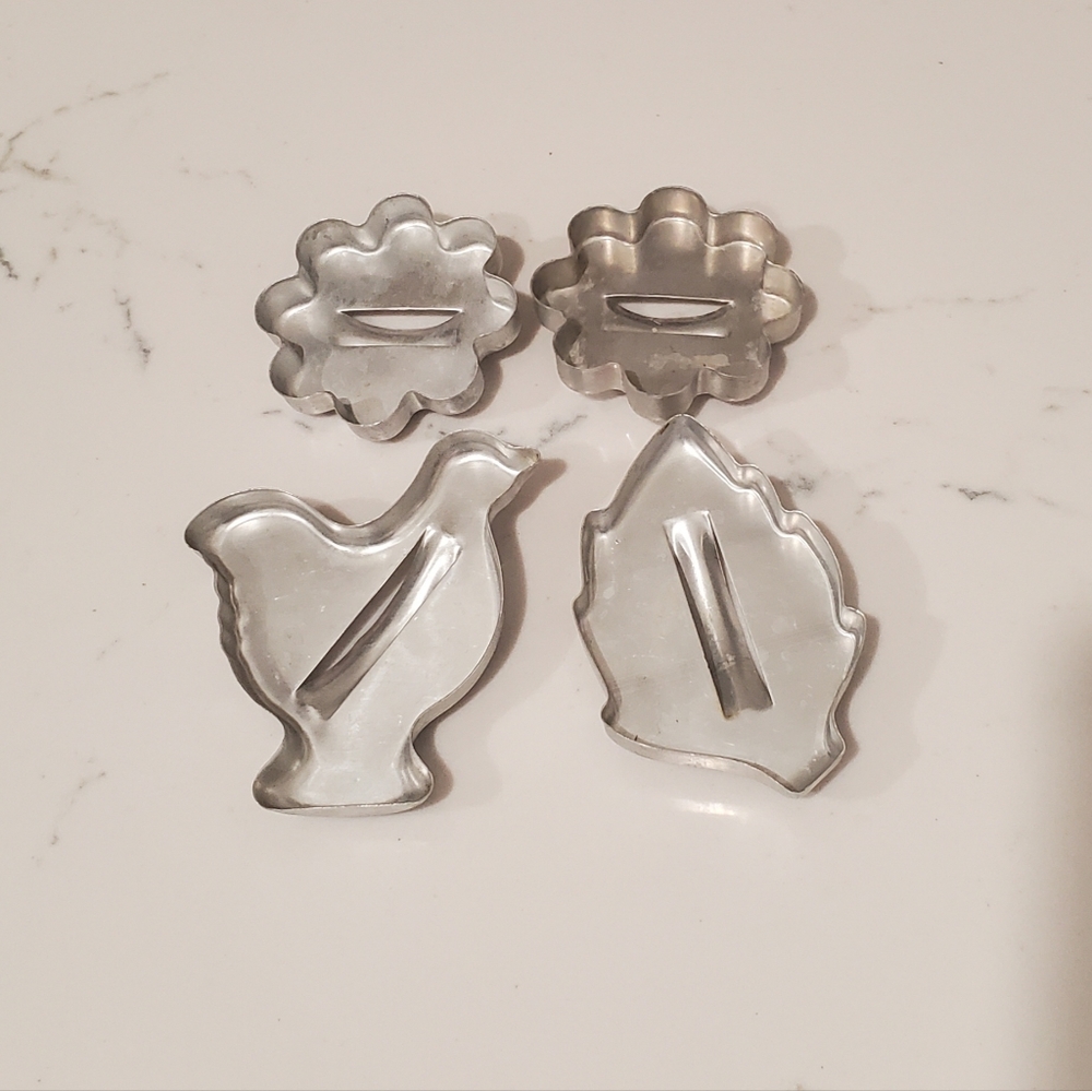 Vintage Tin/Metal Cookie Cutter Set Of 4 Cookie Cutouts With Handle - Picture 4 of 4